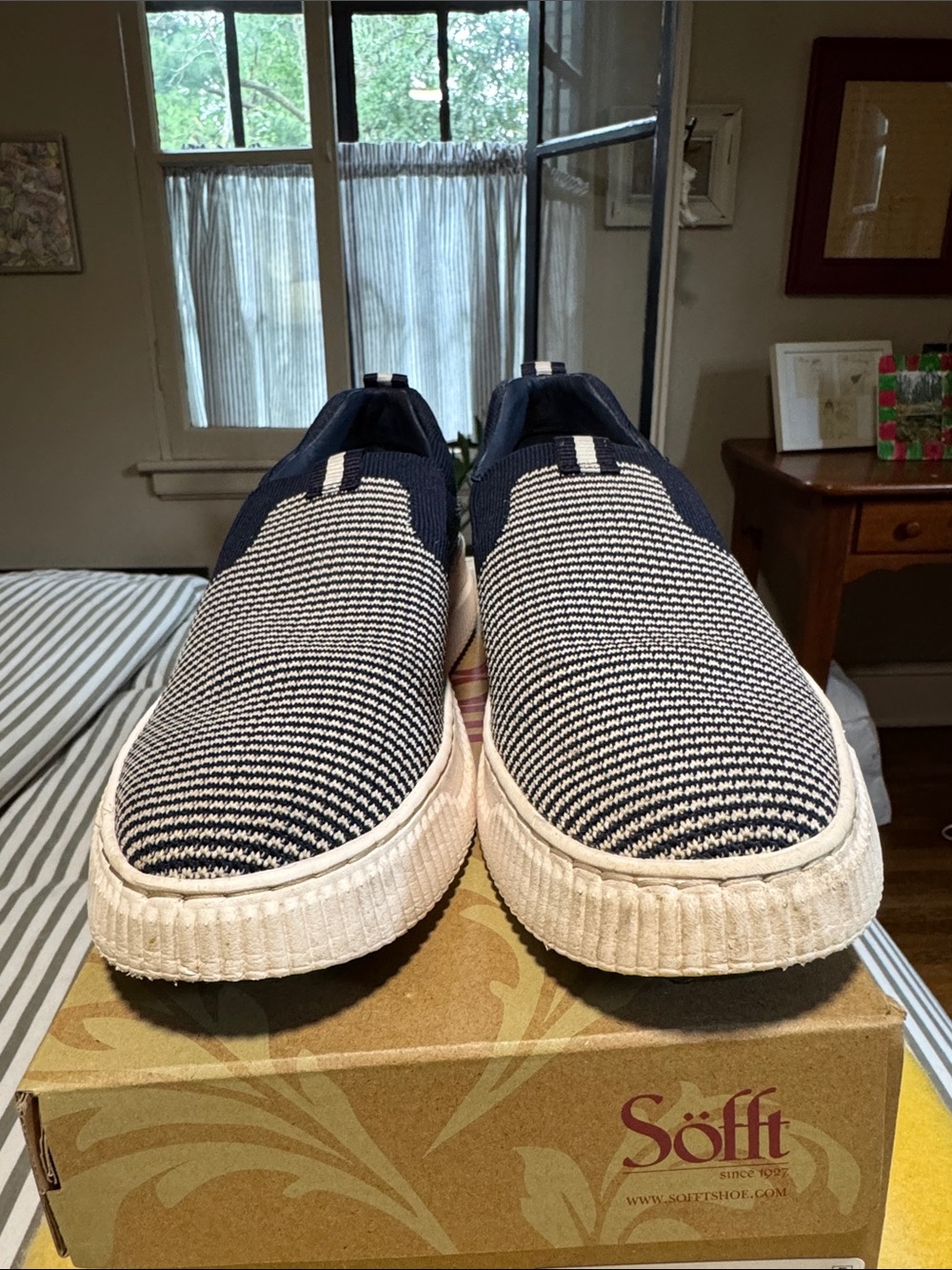 Söfft Frayda Navy/Tofu Slip-On Sneakers – Size 9.5